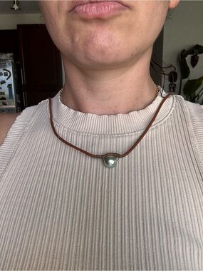 Adjustable Brown Leather Cord Choker Necklace w/ Gray Round Pearl Pendant